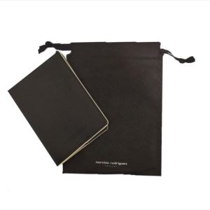 נרסיסו רודריגז כיסוי דרכון בצבע שחור ותג מזוודה בצבע שחור NARCISO RODRIGUEZ PASSPORT HOLDER AND TAG